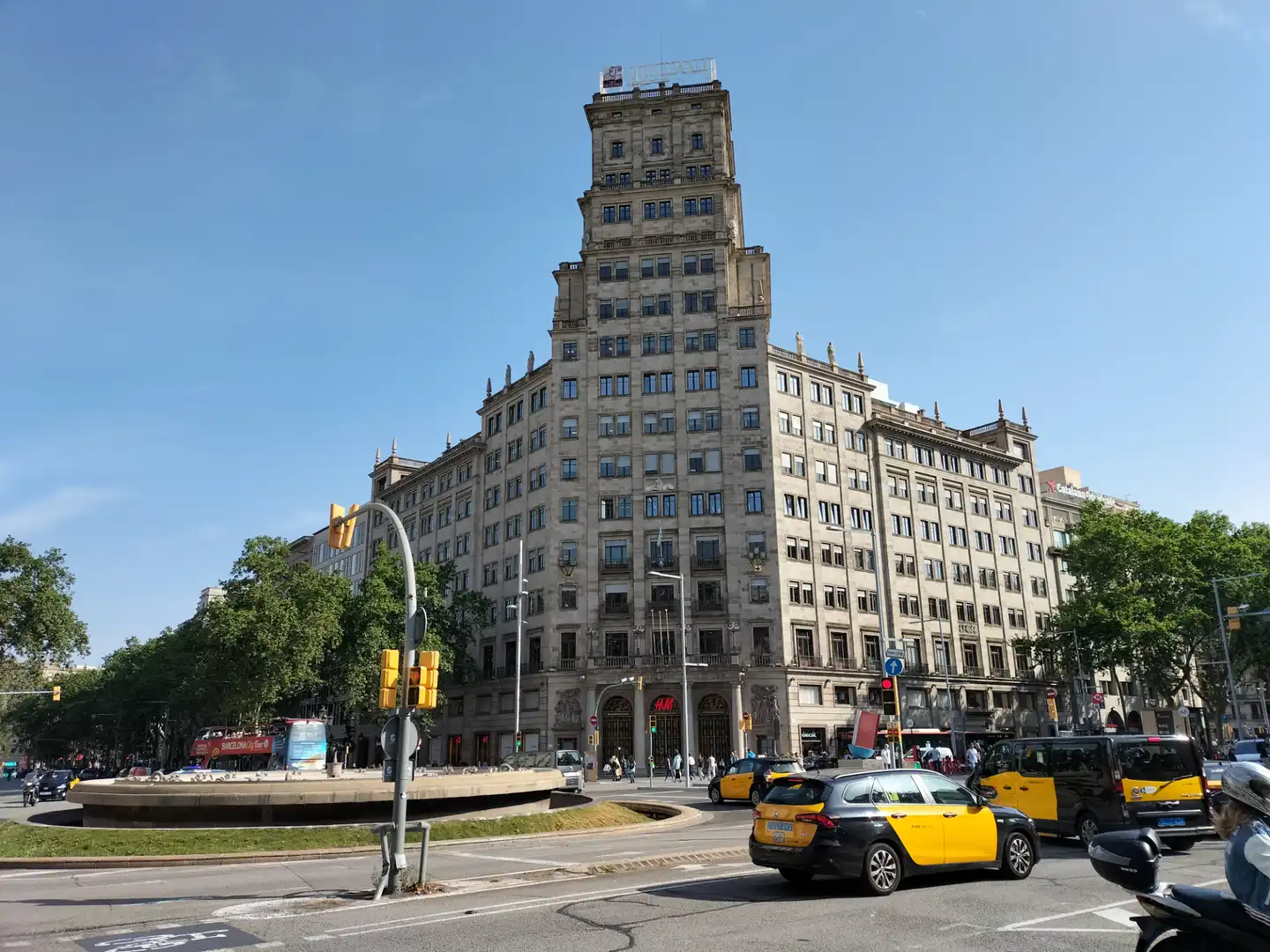 Vista exterior de Local de lloguer en Barcelona amb Moblat