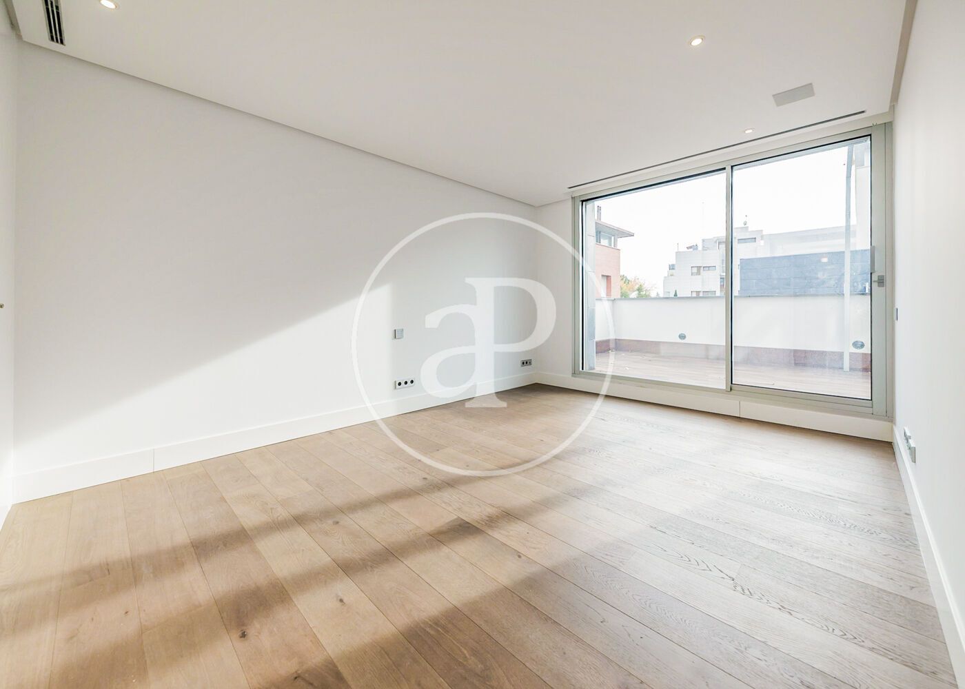 Exterior view of Single-family semi-detached for sale in  Madrid Capital  with Air Conditioner, Heating and Private garden