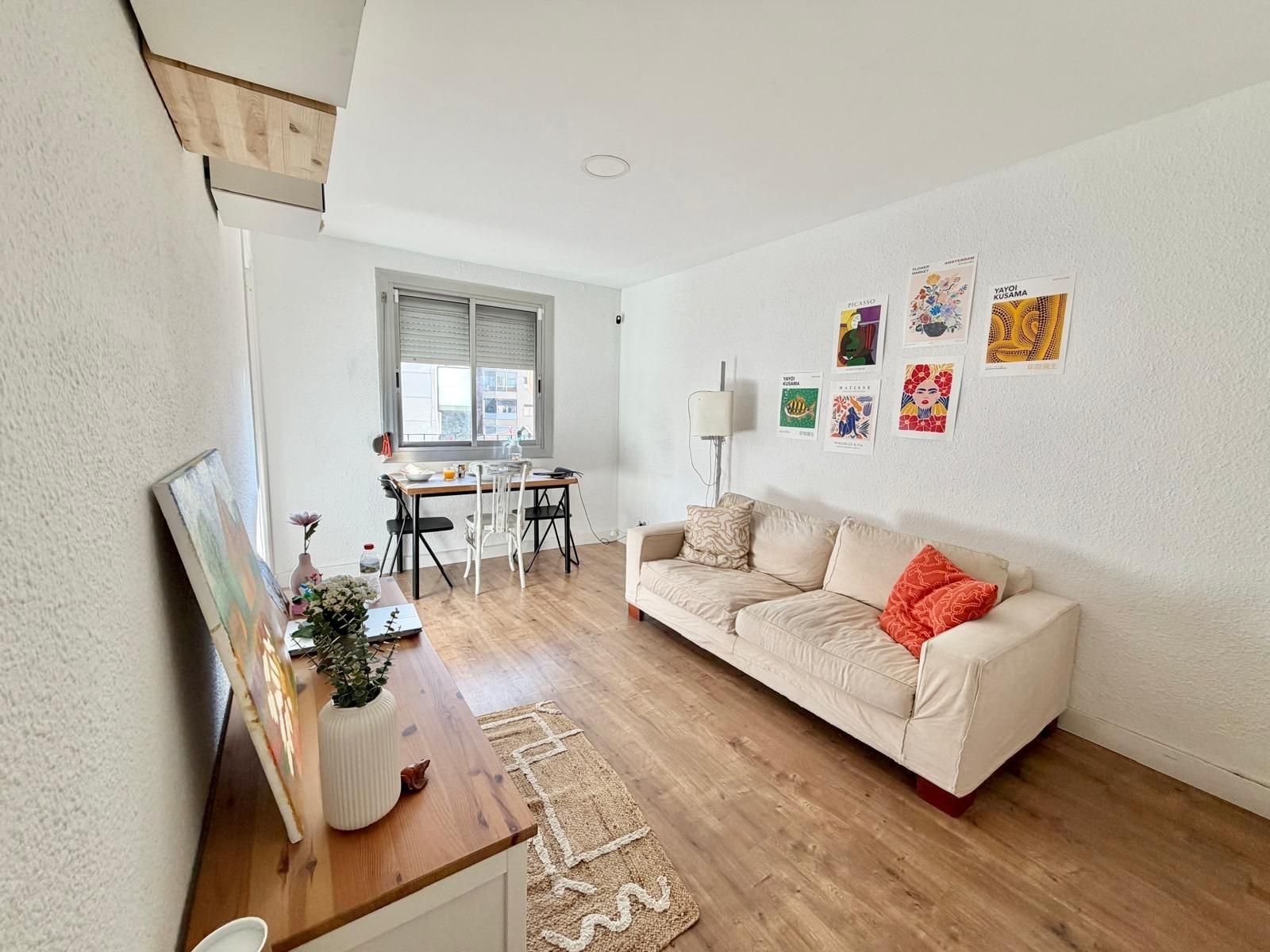 Sala d'estar de Pis en venda en L'Hospitalet de Llobregat amb Parquet