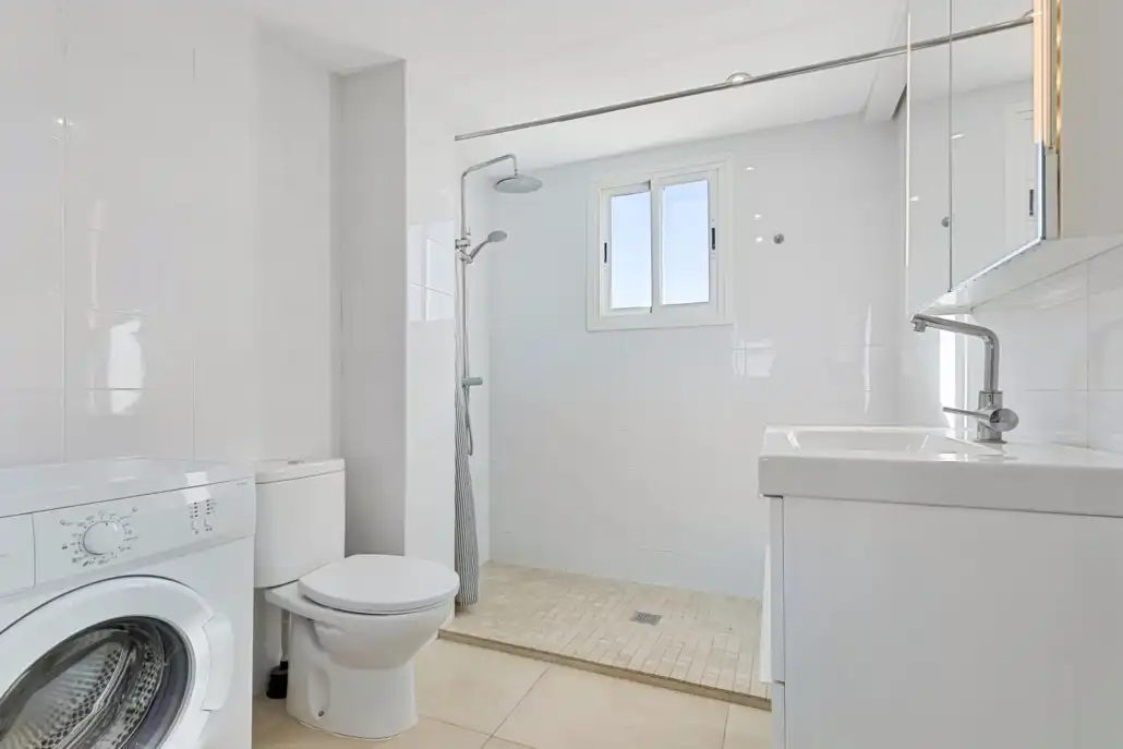 Bathroom of Attic for sale in Fuengirola  with Air Conditioner, Terrace and Storage room