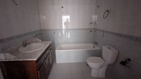 Foto 4 de Casa adosada en venta en Calle Constantino Ponce de la Fuente, Colores - Entreparques, Sevilla Capital