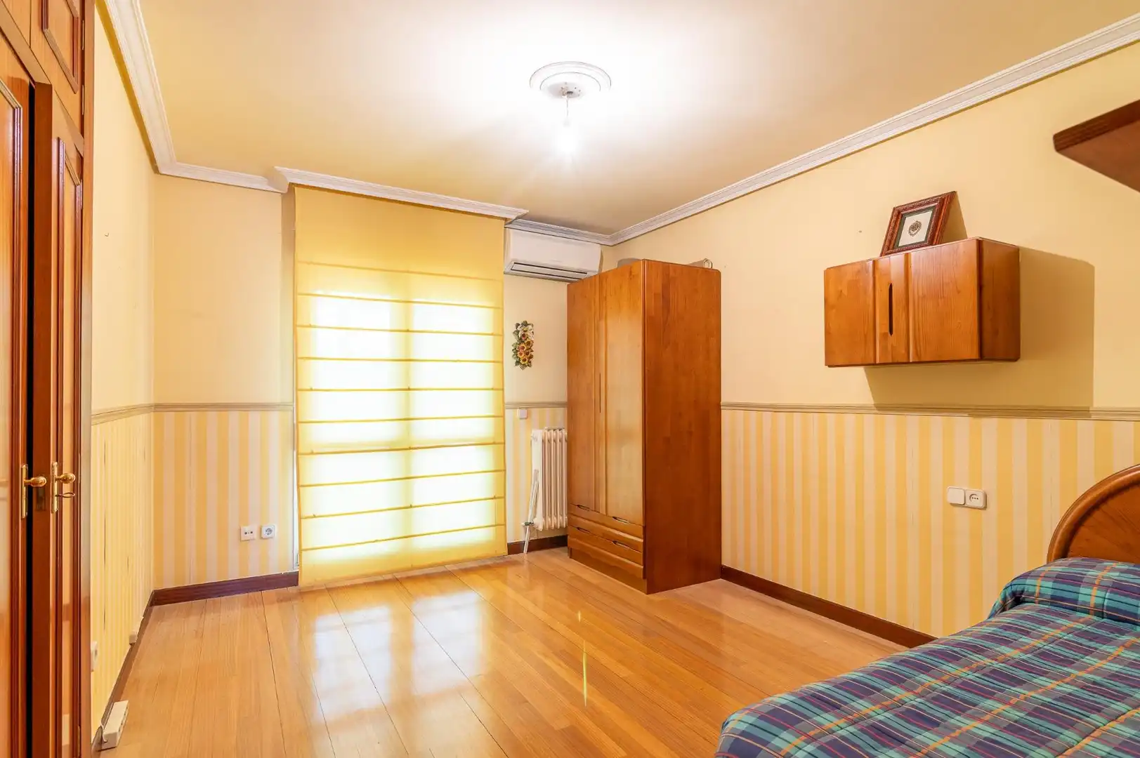 Schlafzimmer von Einfamilien-Reihenhaus zum Verkauf in Valle de Egüés / Eguesibar mit Klimaanlage, Heizung und Privatgarten