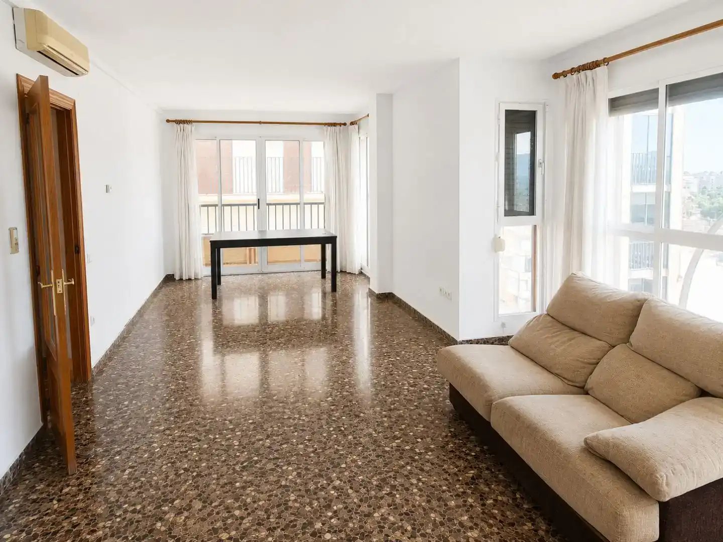 Living room of Flat for rent in  Valencia Capital  with Air Conditioner and Balcony
