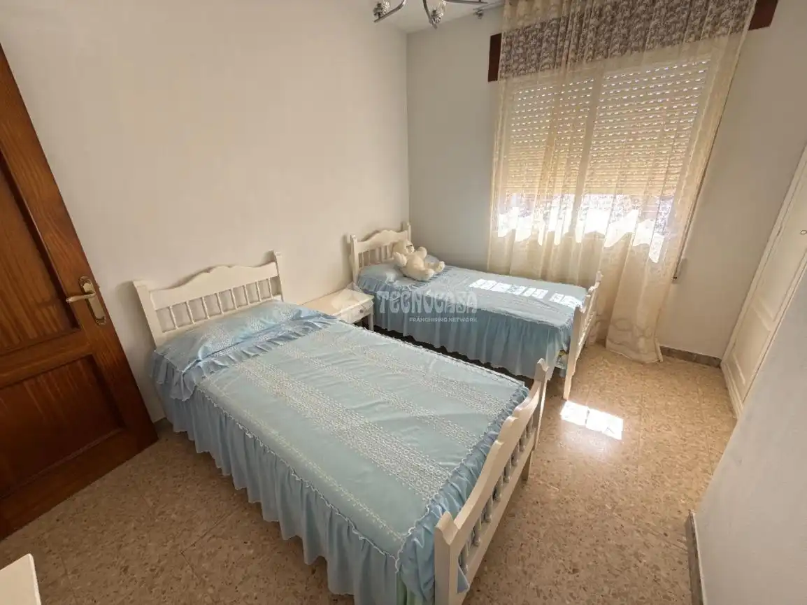 Habitación de Casa adosada en venta en Lucillos con Balcón