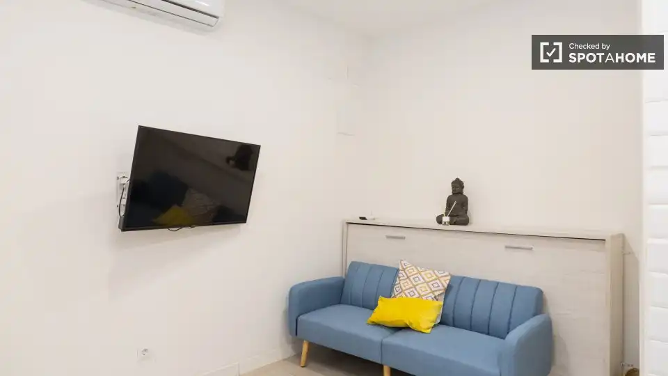 Living room of Flat for rent in Madrid  with Air Conditioner, Heating and Furnished