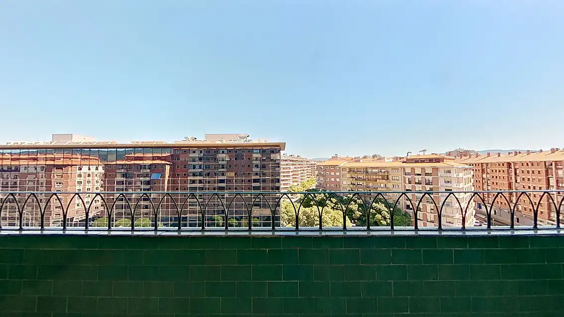 Vista exterior de Pis en venda en  Pamplona / Iruña amb Terrassa i Balcó