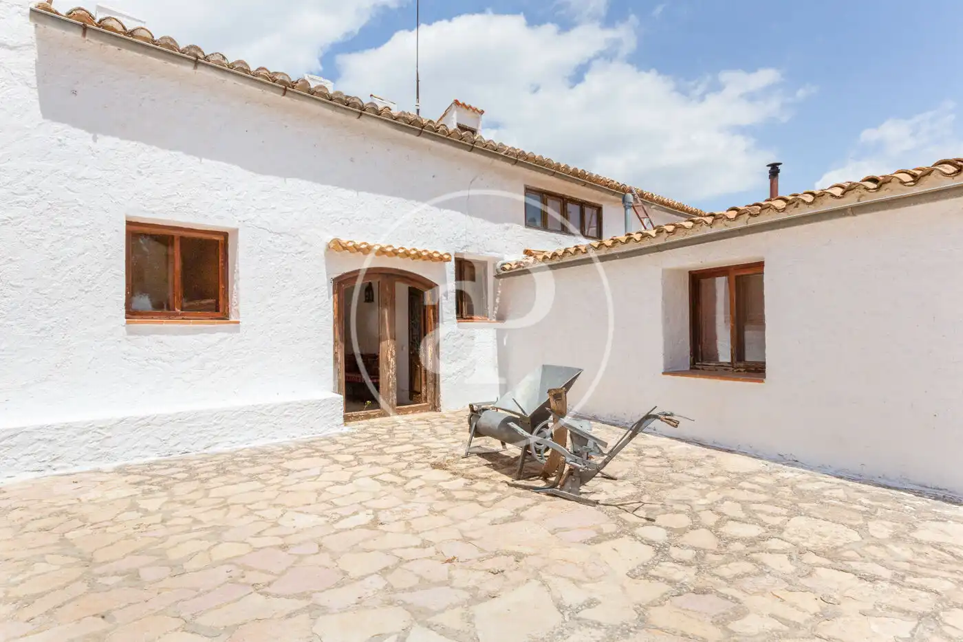 Vista exterior de Finca rústica en venda en Requena amb Aire condicionat, Calefacció i Jardí privat