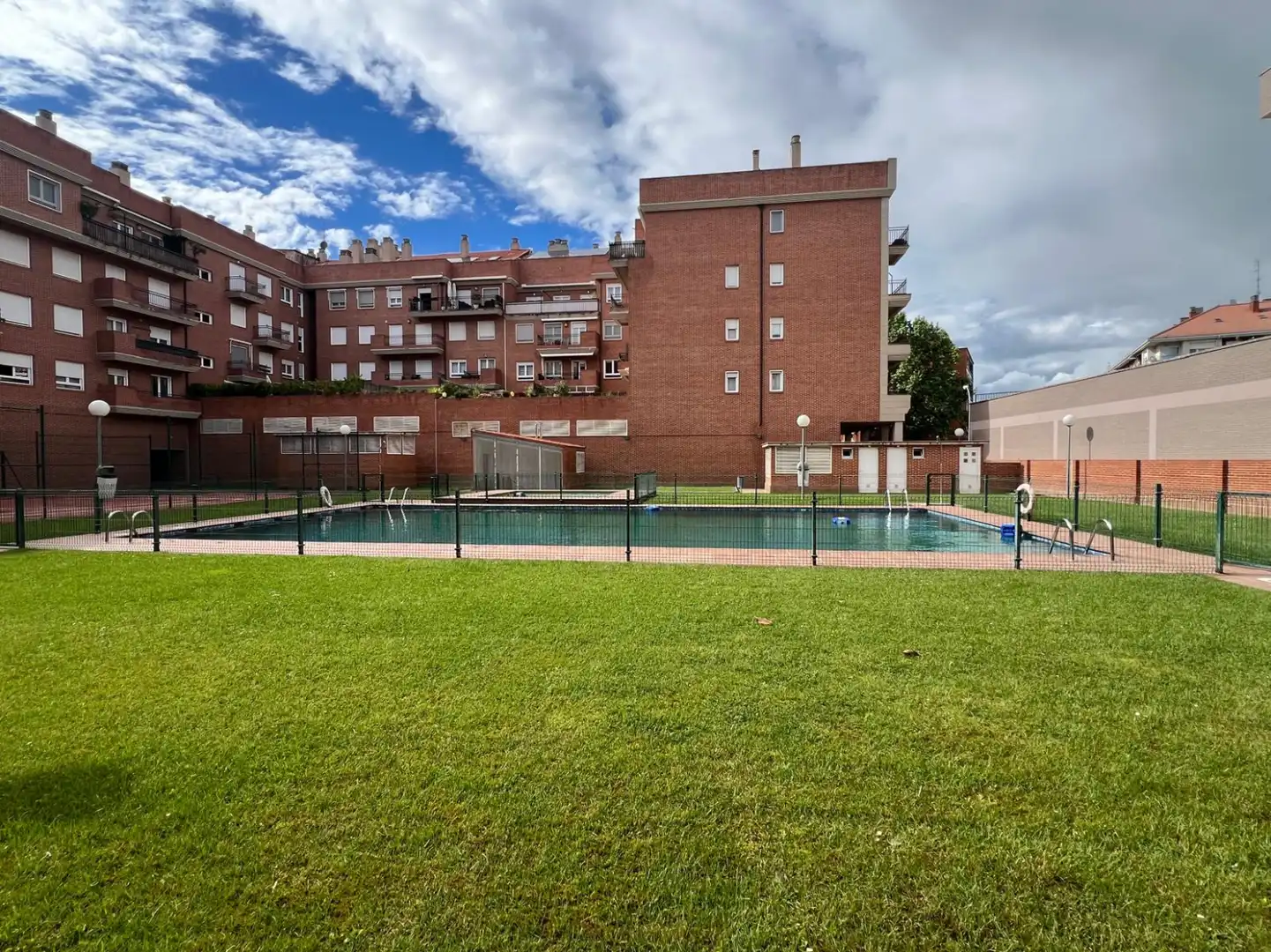 Piscina de Piso en venta en  Logroño con Calefacción, Parquet y Terraza