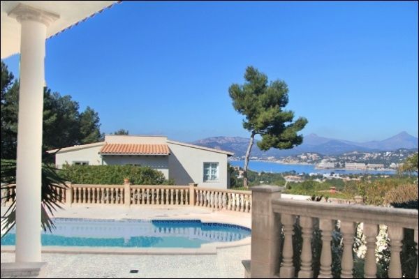 Vista exterior de Casa o xalet de lloguer en Calvià amb Aire condicionat, Calefacció i Moblat