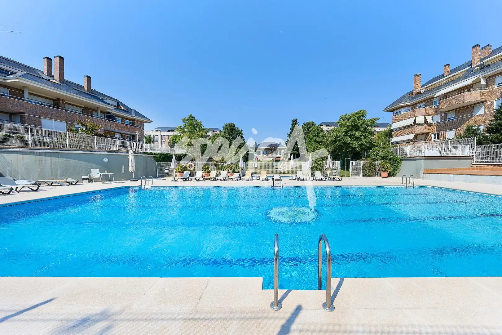 Schwimmbecken von Dachboden zum Verkauf in Majadahonda mit Heizung, Terrasse und Abstellraum