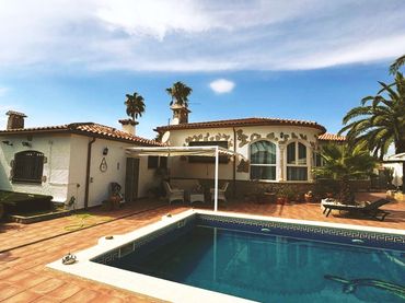Xalet amb piscina en venda a Platja de Mont-roig