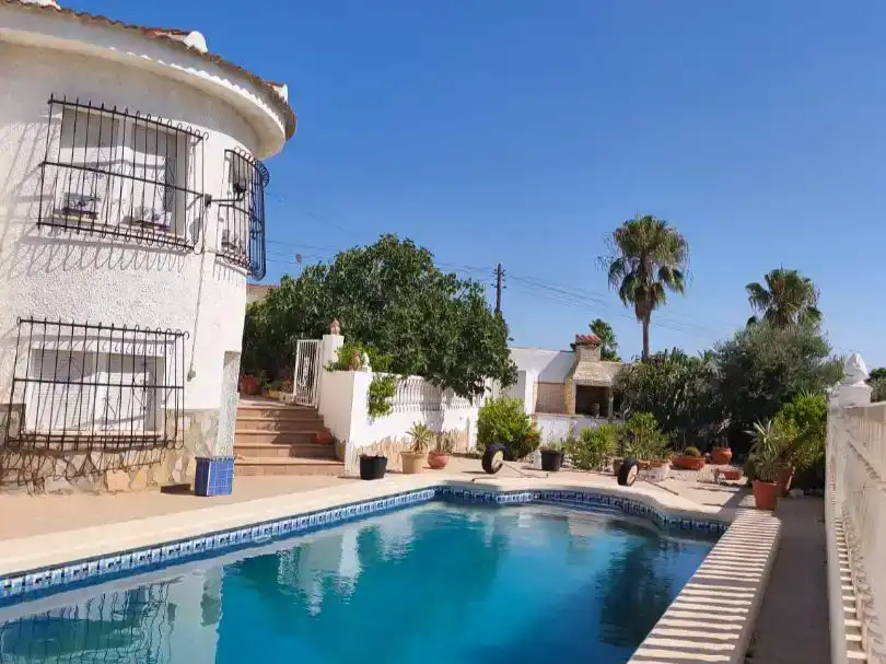 Vista exterior de Casa o xalet en venda en Rojales amb Jardí privat, Piscina i Moblat
