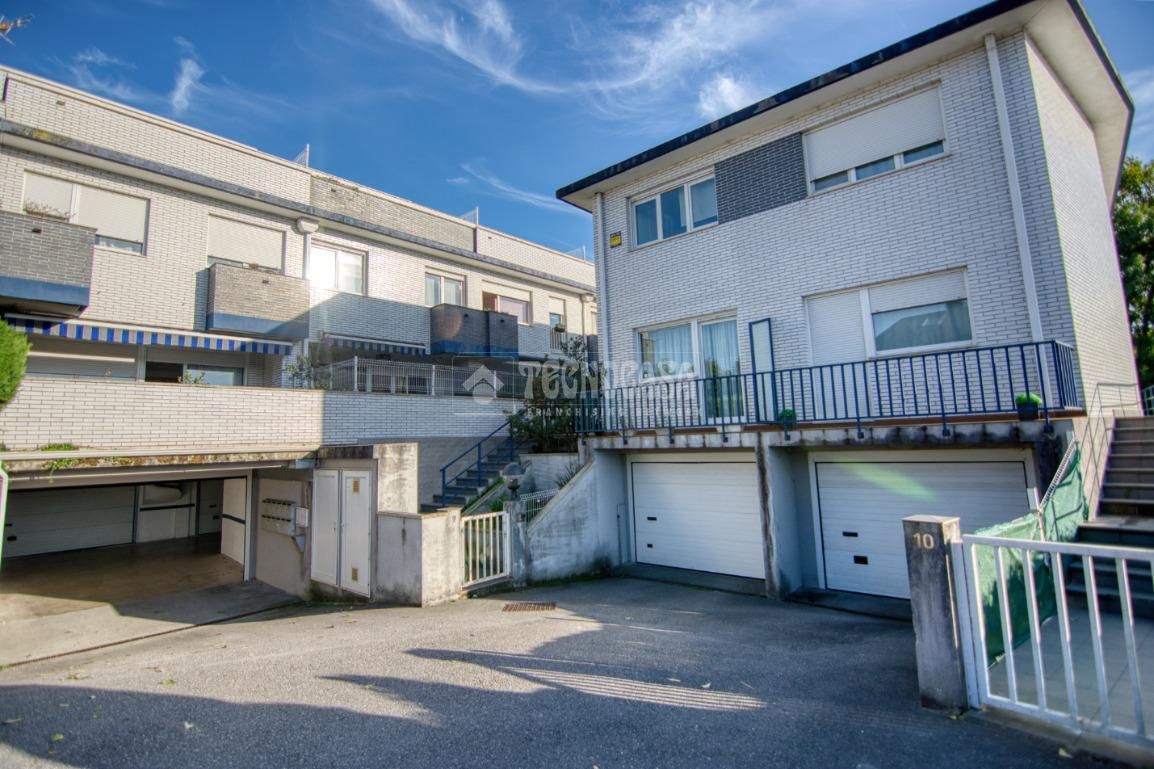 Vista exterior de Casa adosada en venda en Santa Cruz de Bezana amb Aire condicionat, Calefacció i Terrassa