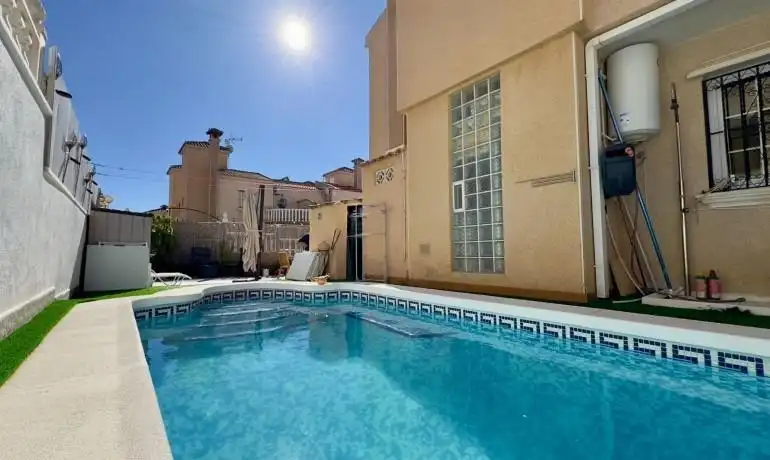 Piscina de Casa adosada en venda en Orihuela amb Aire condicionat, Jardí privat i Terrassa