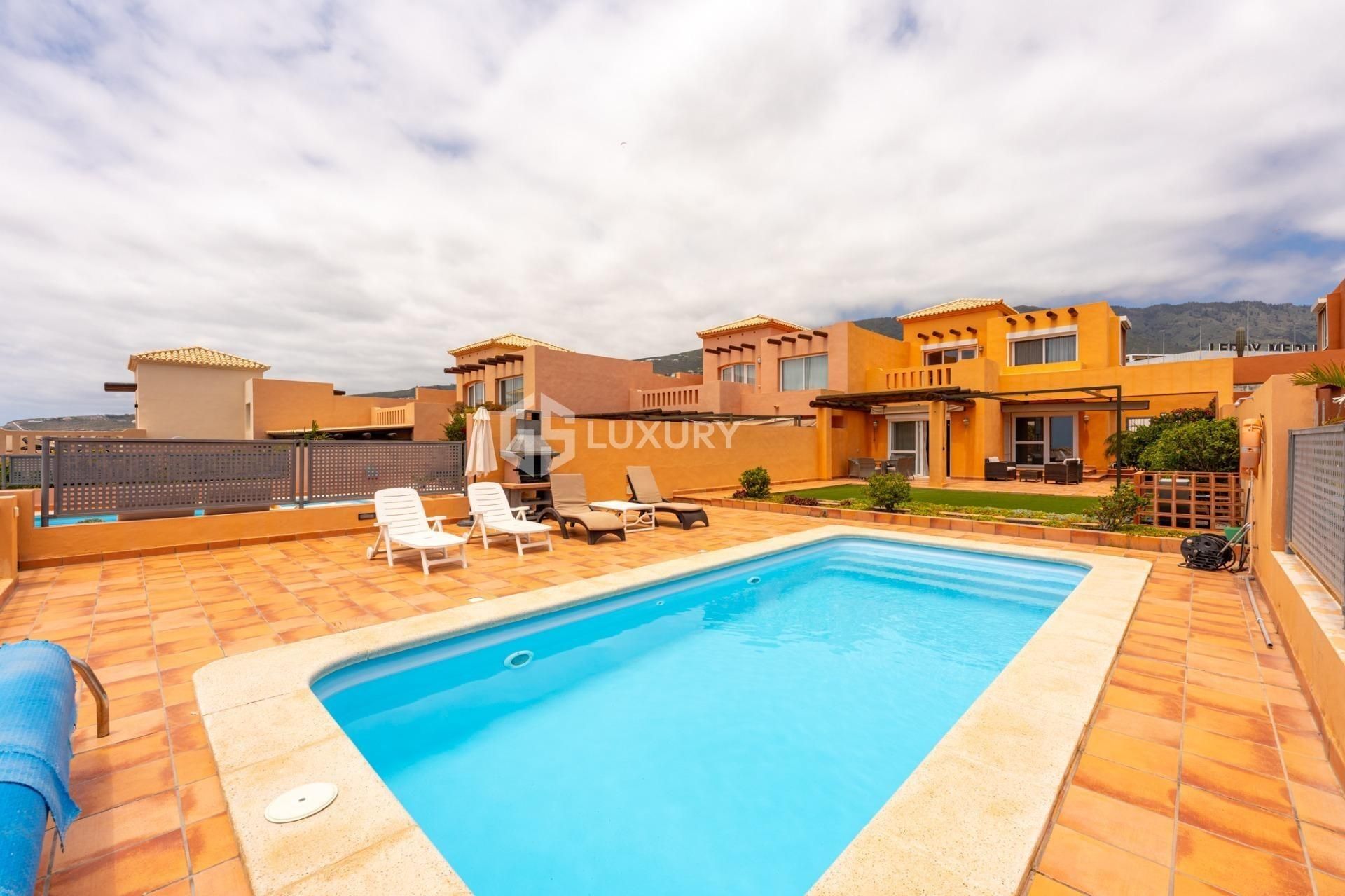 Vista exterior de Casa o chalet en venta en Adeje con Aire acondicionado, Jardín privado y Terraza