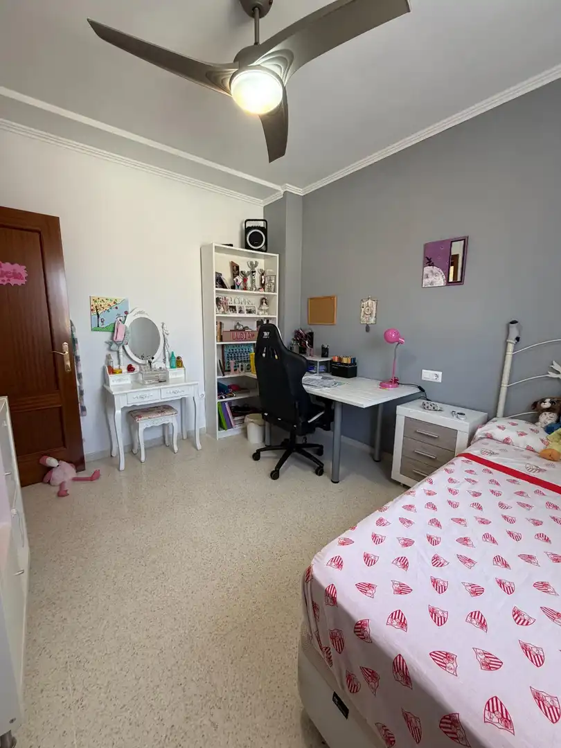 Dormitori de Casa adosada en venda en Bollullos de la Mitación amb Jardí privat