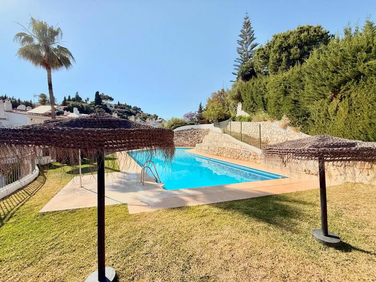 Piscina de Casa adosada en venta en Mijas con Aire acondicionado, Jardín privado y Terraza