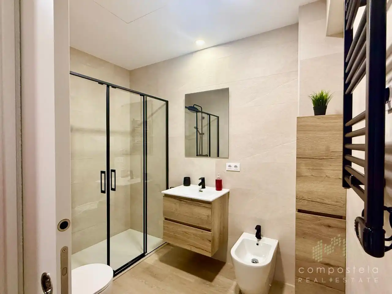 Badezimmer von Erdgeschoss zur Miete in Boqueixón mit Heizung und Möbliert