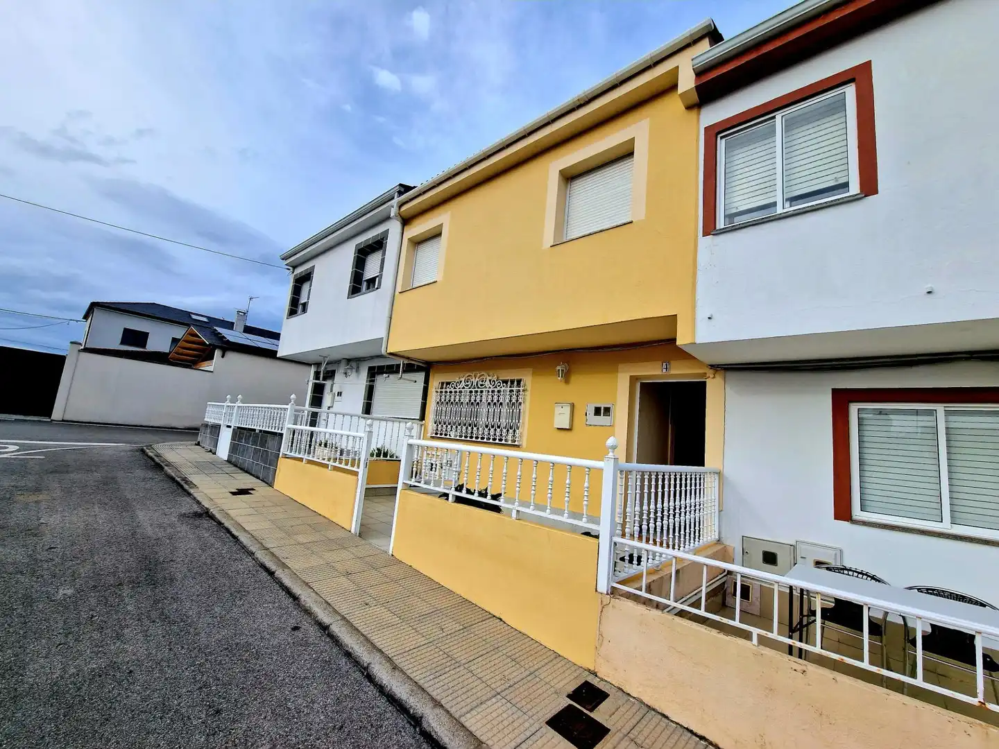 Vista exterior de Casa adosada en venda en Ribadeo amb Calefacció, Jardí privat i Terrassa