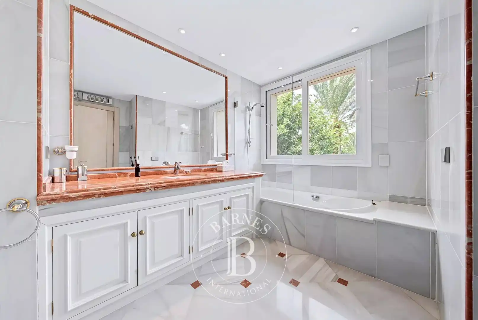 Baño de Piso en venta en Marbella con Aire acondicionado, Calefacción y Terraza