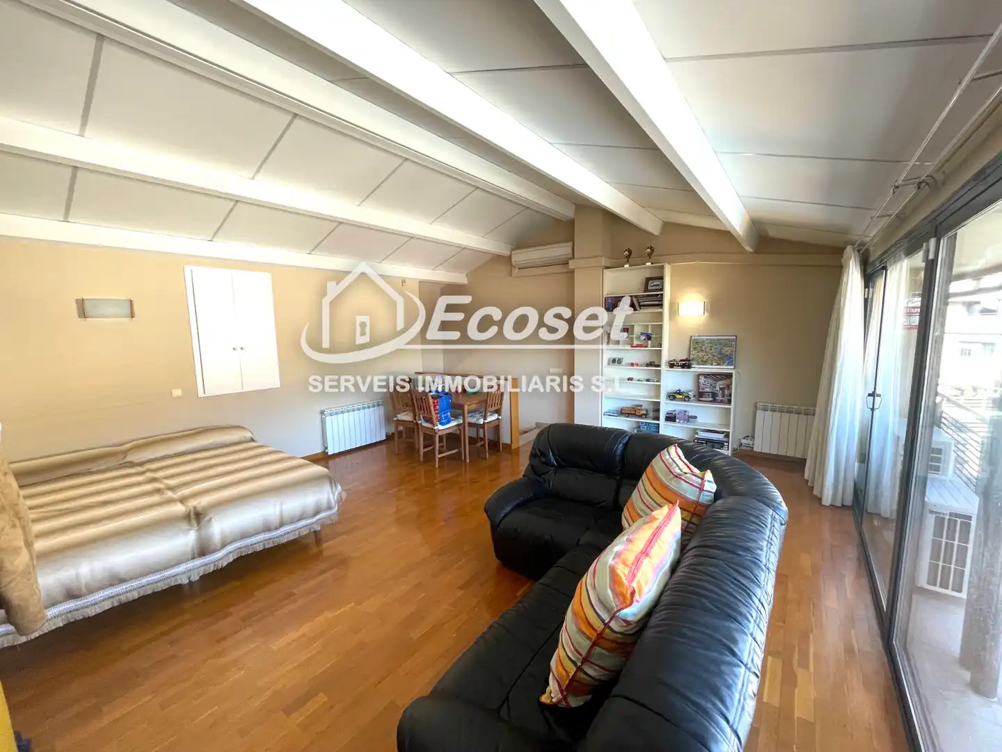 Wohnzimmer von Einfamilien-Reihenhaus zum Verkauf in Vallirana mit Klimaanlage, Heizung und Terrasse