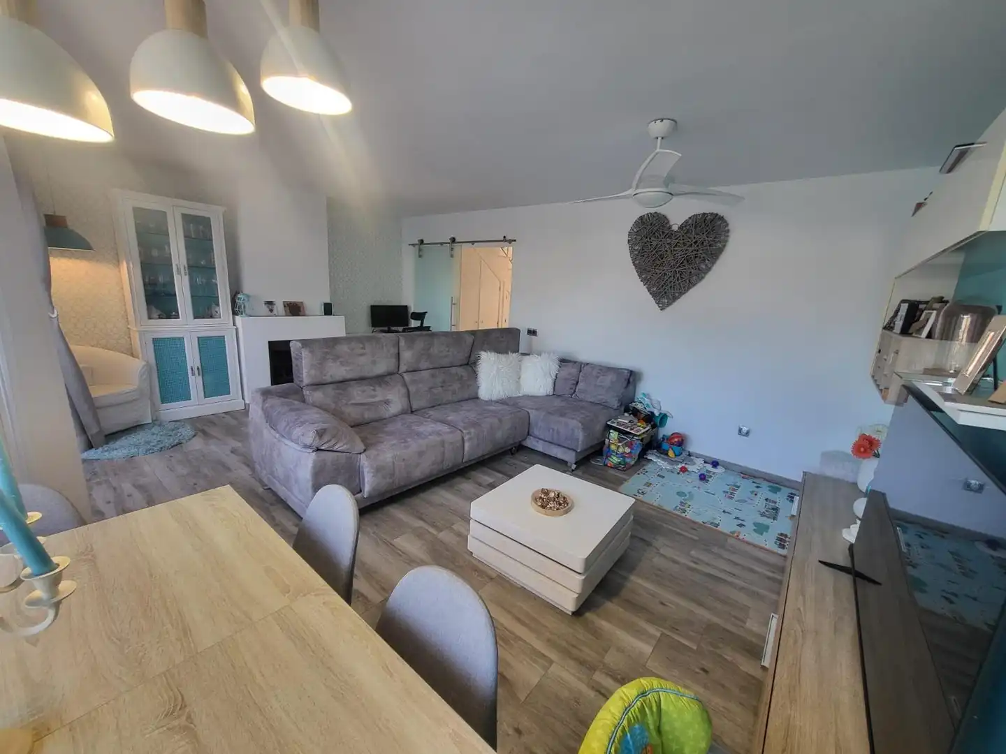 Sala d'estar de Casa adosada en venda en Alhaurín de la Torre amb Aire condicionat, Jardí privat i Terrassa