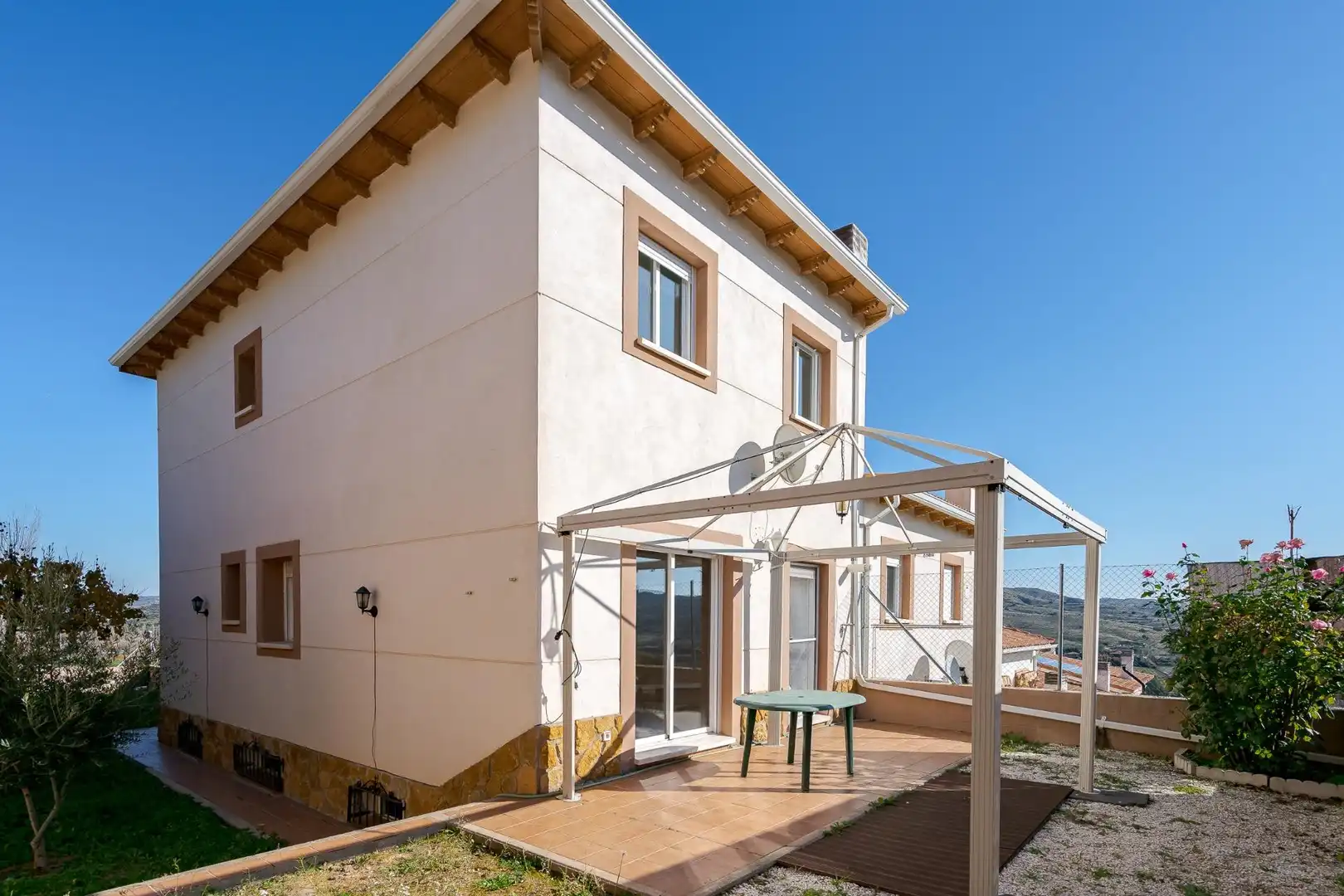 Außenansicht von Einfamilien-Reihenhaus zum Verkauf in Carabaña mit Heizung, Privatgarten und Terrasse