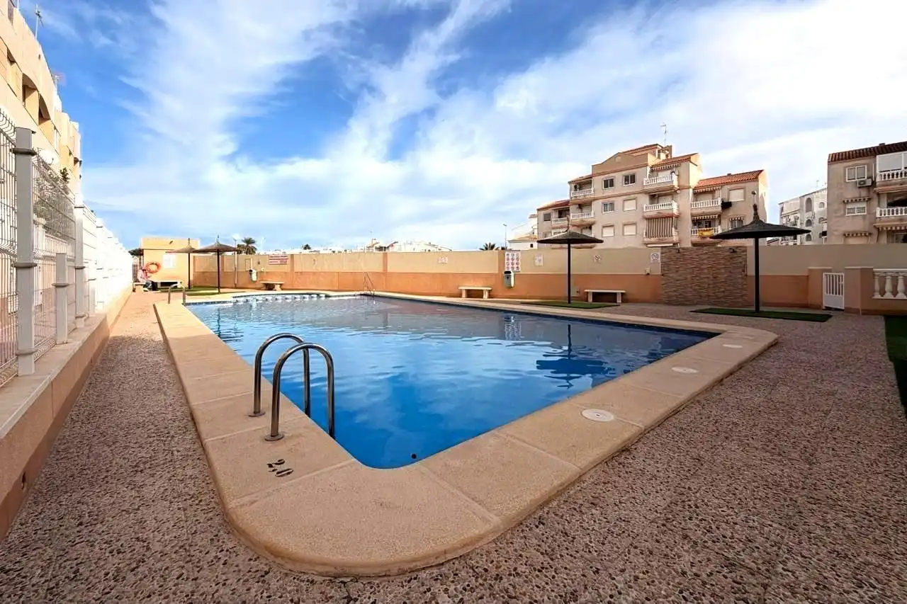 Piscina de Planta baja en venta en Torrevieja con Aire acondicionado, Calefacción y Terraza