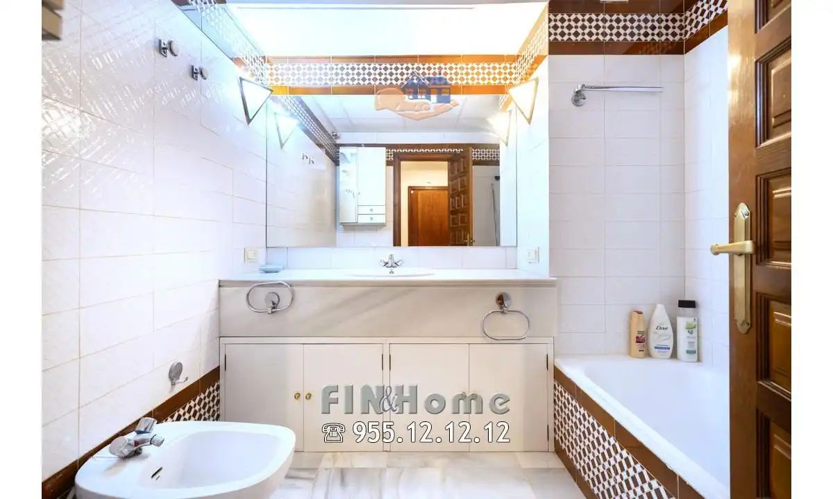 Baño de Ático de alquiler en Sevilla con Aire acondicionado, Calefacción y Jardín privado