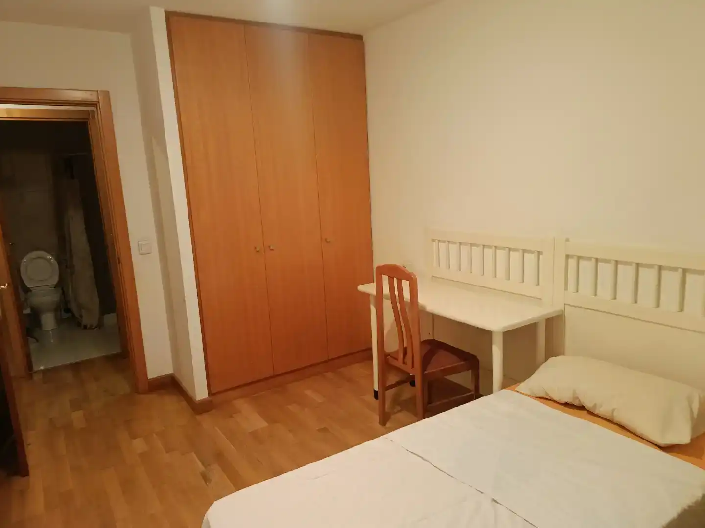 Bedroom of Flat for share in  Pamplona / Iruña  with Parquet flooring, Furnished and Oven