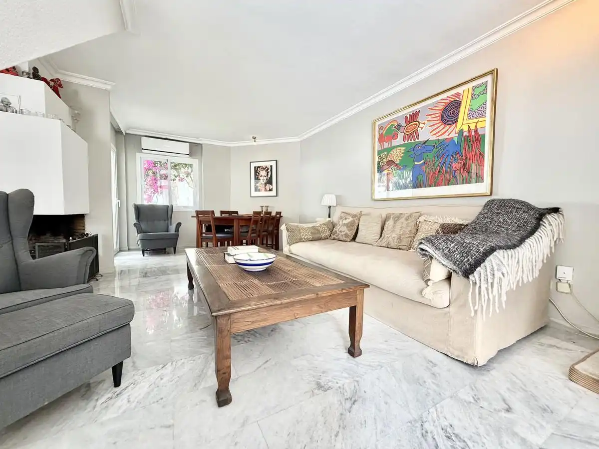 Sala d'estar de Casa adosada en venda en Marbella amb Aire condicionat, Jardí privat i Terrassa