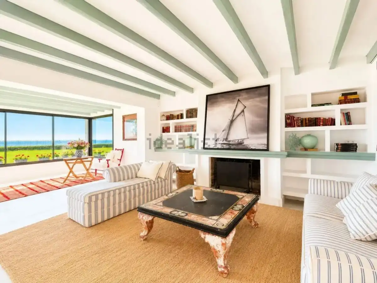 Sala d'estar de Casa o xalet de lloguer en Estepona amb Aire condicionat, Jardí privat i Terrassa