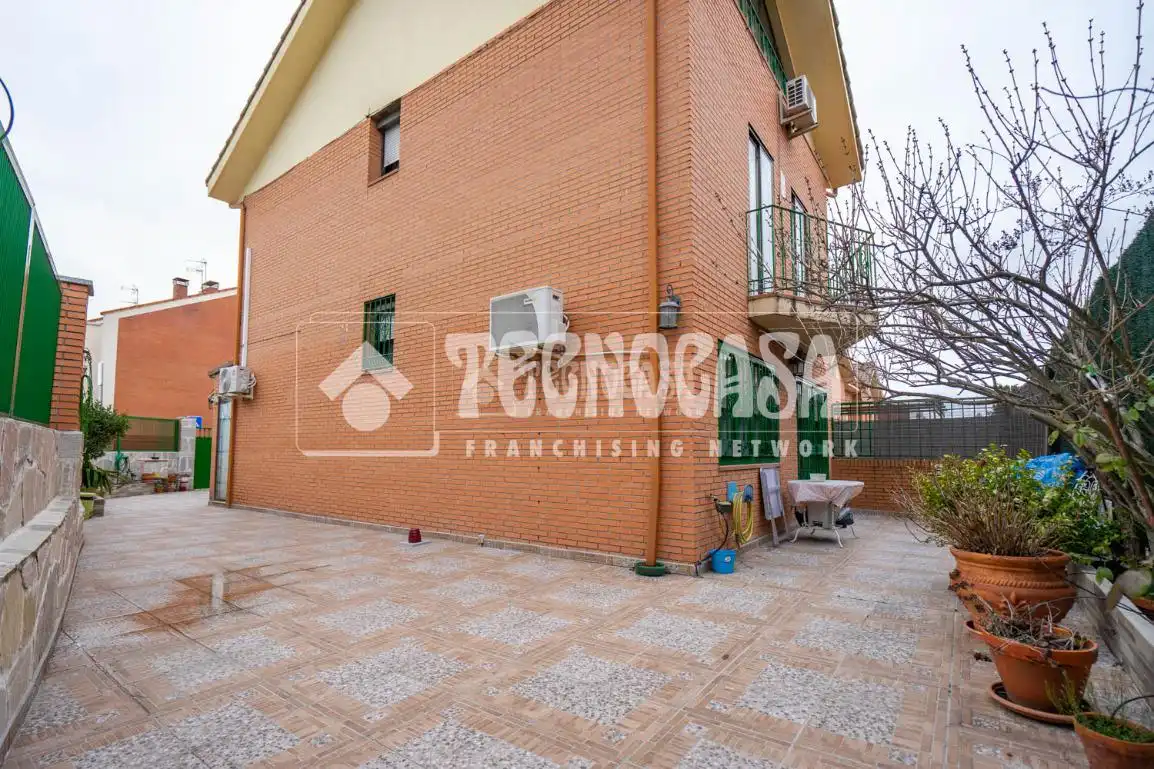 Vista exterior de Casa adosada en venta en Colmenar Viejo con Calefacción, Jardín privado y Terraza
