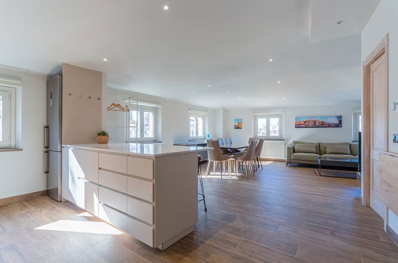 Cuina de Apartament de lloguer en Girona Capital amb Aire condicionat, Calefacció i Parquet