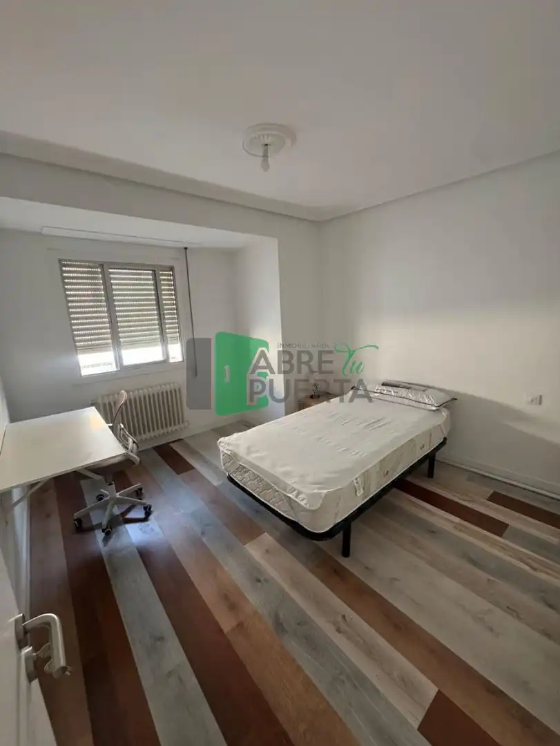 Habitación de Piso de alquiler en Ourense Capital  con Calefacción y Amueblado