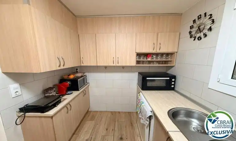 Cuina de Apartament en venda en Roses amb Aire condicionat, Calefacció i Jardí privat