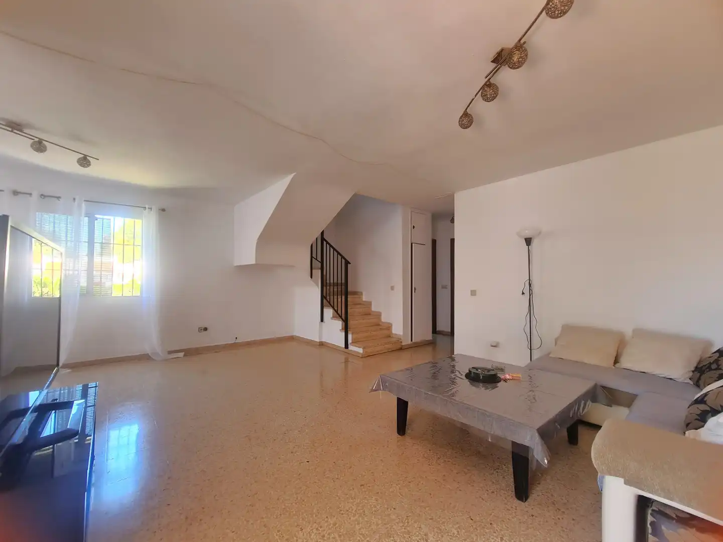 Sala d'estar de Casa adosada en venda en Estepona amb Aire condicionat, Jardí privat i Terrassa