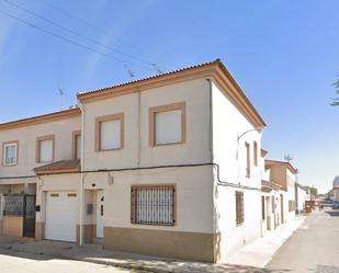 Vista exterior de Casa adosada en venda en Campo de Criptana amb Terrassa i Balcó