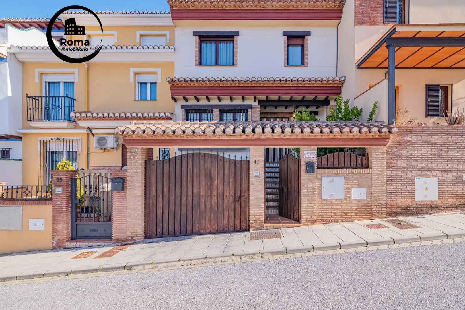 Vista exterior de Casa adosada en venta en La Zubia con Aire acondicionado, Calefacción y Piscina
