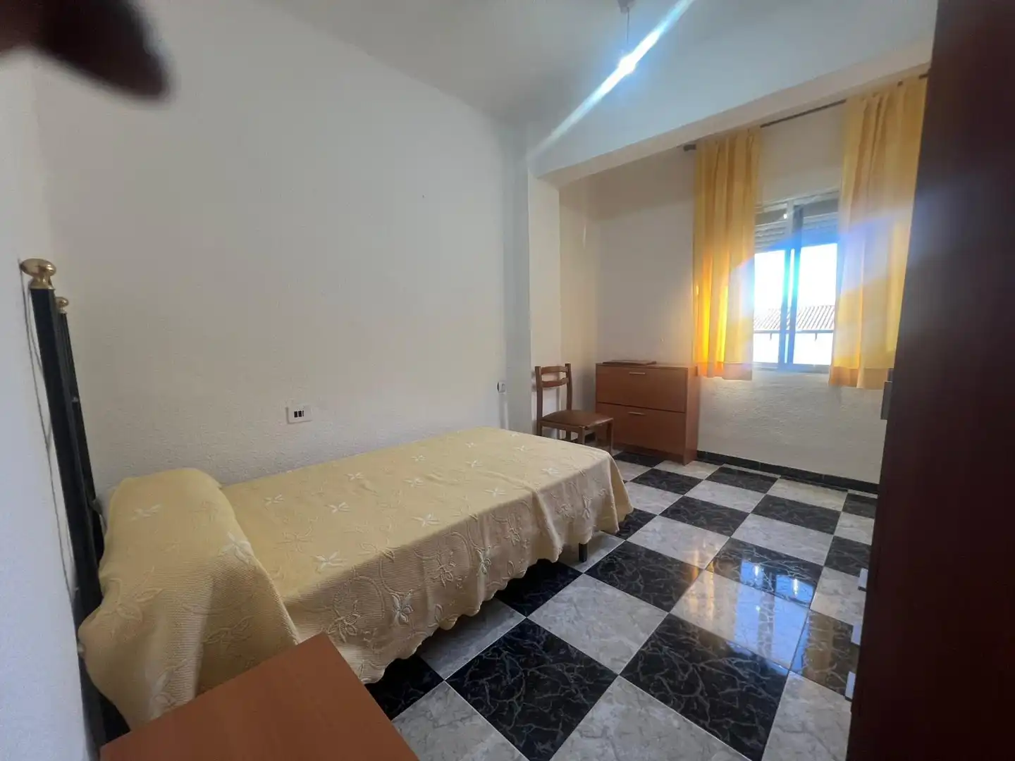 Habitación de Piso de alquiler en Granada con Amueblado y Balcón