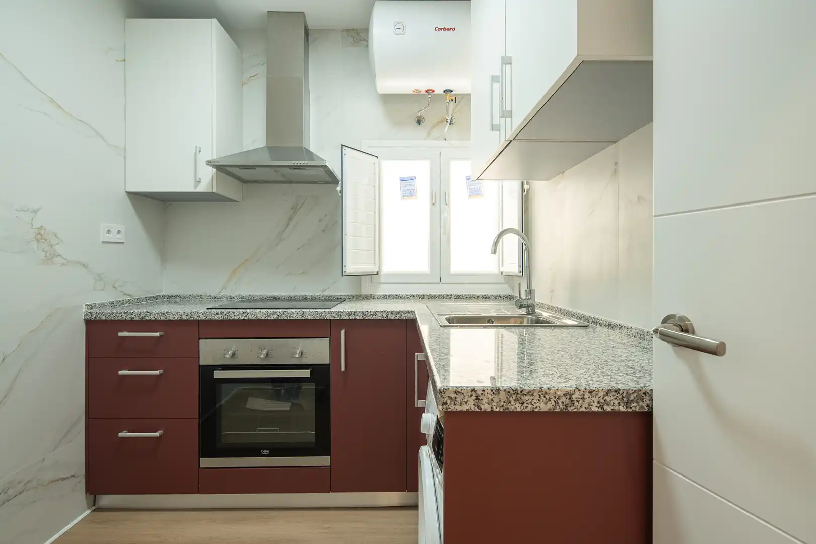 Cocina de Piso en venta en Granada con Horno, Lavadora y TV