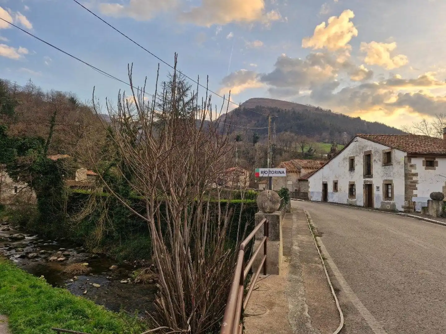 Vista exterior de Pis en venda en Bárcena de Pie de Concha amb Jardí privat, Parquet i Moblat