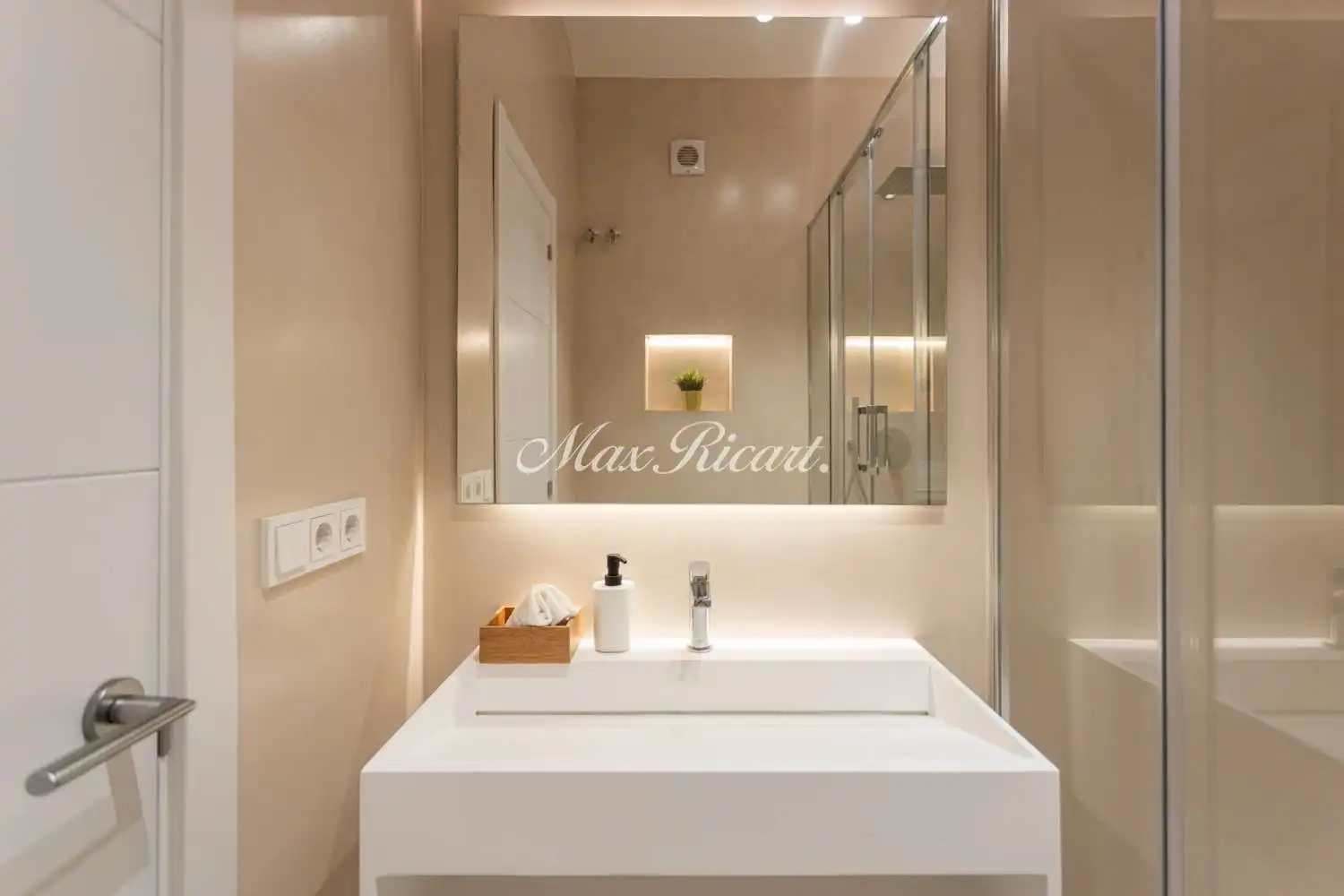 Bathroom of Flat for sale in Barcelona  with Air Conditioner, Heating and Balcony