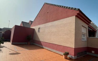 Vista exterior de Casa adosada en venda en Cartagena amb Aire condicionat, Terrassa i Balcó