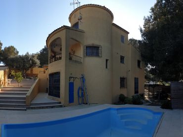 Detached house with balcony for sale in Calle Trevinca 4