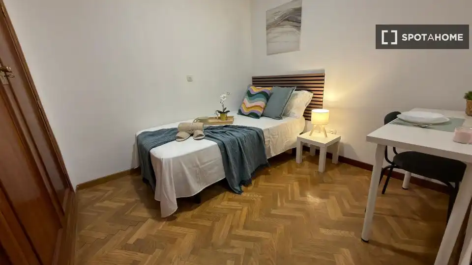 Habitación de Piso de alquiler en Madrid con Aire acondicionado, Calefacción y Amueblado