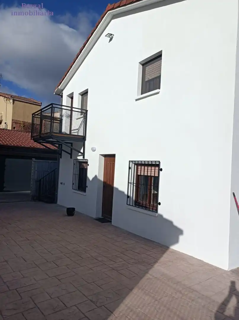 Vista exterior de Casa o xalet en venda en Matute amb Terrassa, Moblat i Balcó