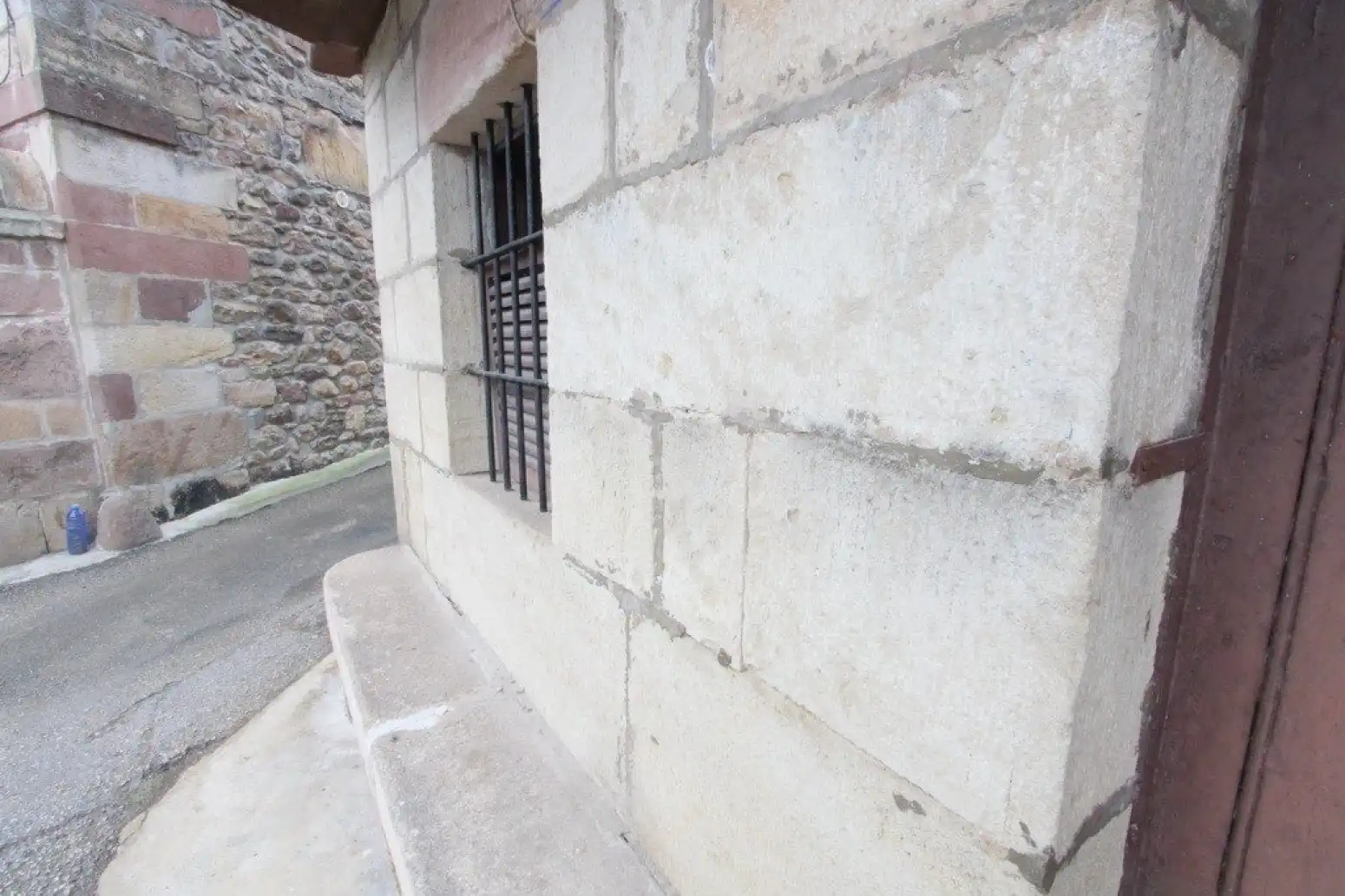 Außenansicht von Einfamilien-Reihenhaus zum Verkauf in Cieza (Cantabria) mit Parkett, Terrasse und Abstellraum