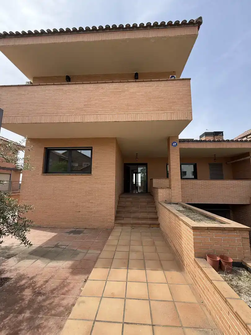 Vista exterior de Casa o xalet en venda en Villaviciosa de Odón amb Aire condicionat, Piscina i Balcó