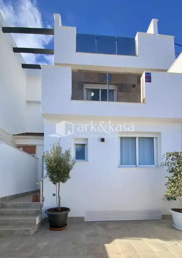 Vista exterior de Casa adosada en venta en Los Alcázares con Aire acondicionado, Calefacción y Terraza
